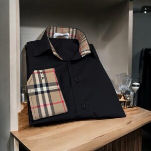 Fine quality cotton checked cuffs shirt.